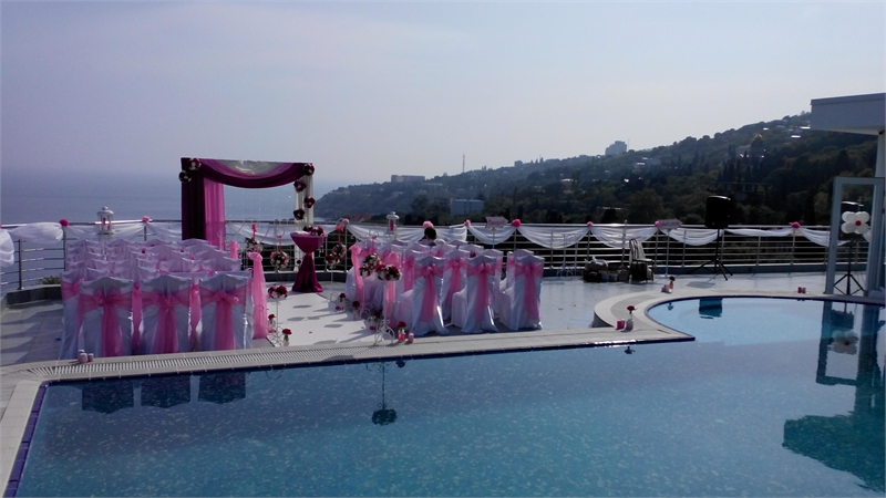 Свадьба в Крыму в отеле с бассейном